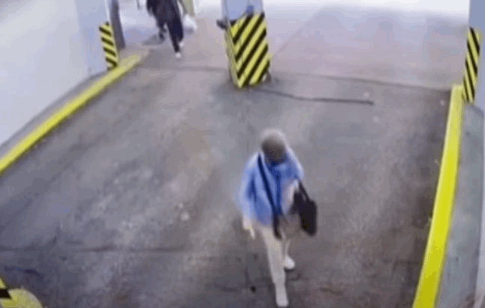 BRUTALAN <span style='color:red;'><b>NAPAD NA STARICU</b></span>! Ovaj lopov zaslužuje VIŠEGODIŠNJU ROBIJU (UZNEMIRUJUĆI VIDEO)
